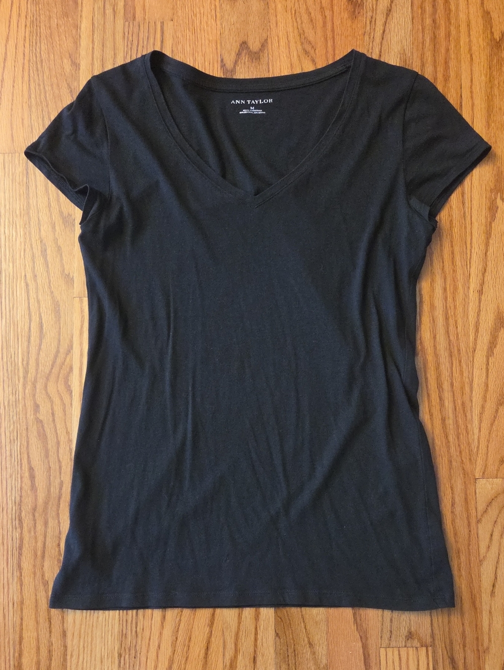 Ann Taylor Women's Black V-Neck Tee w/ Cap Short-sleeves Size: M